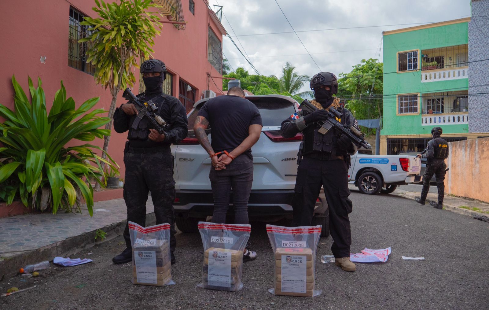 En operación simultánea contra microtráfico arrestan hombre y ocupan más de 20,000 gramos en SDN