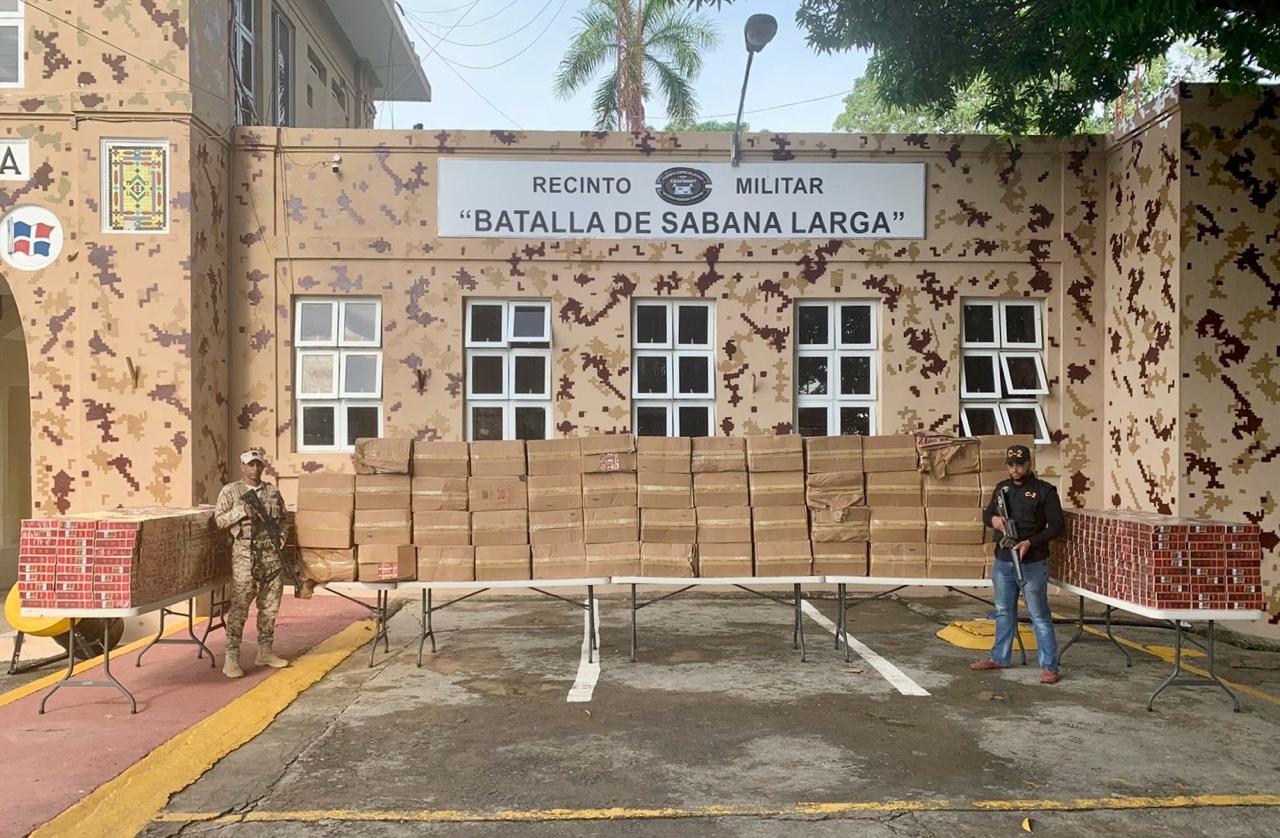 CESFronT y Armada decomisan 810,000 unidades de cigarrillos en una embarcación en la Costa de Monte Cristi