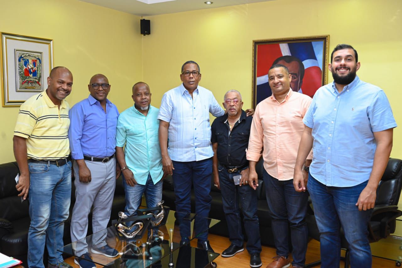 Director de Comedores Económicos se reúne con comunitarios de Cristo Rey para mejorar instalación