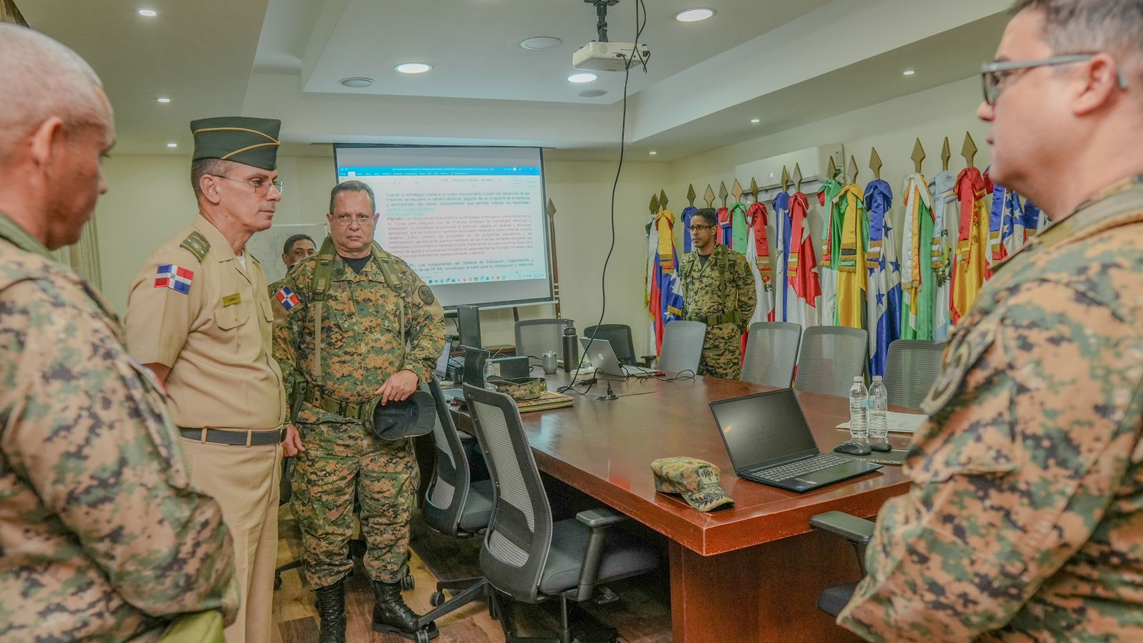 El Comandante General del Ejército verifica condiciones y refuerza procesos en direcciones estratégicas para impulsar el desarrollo institucional