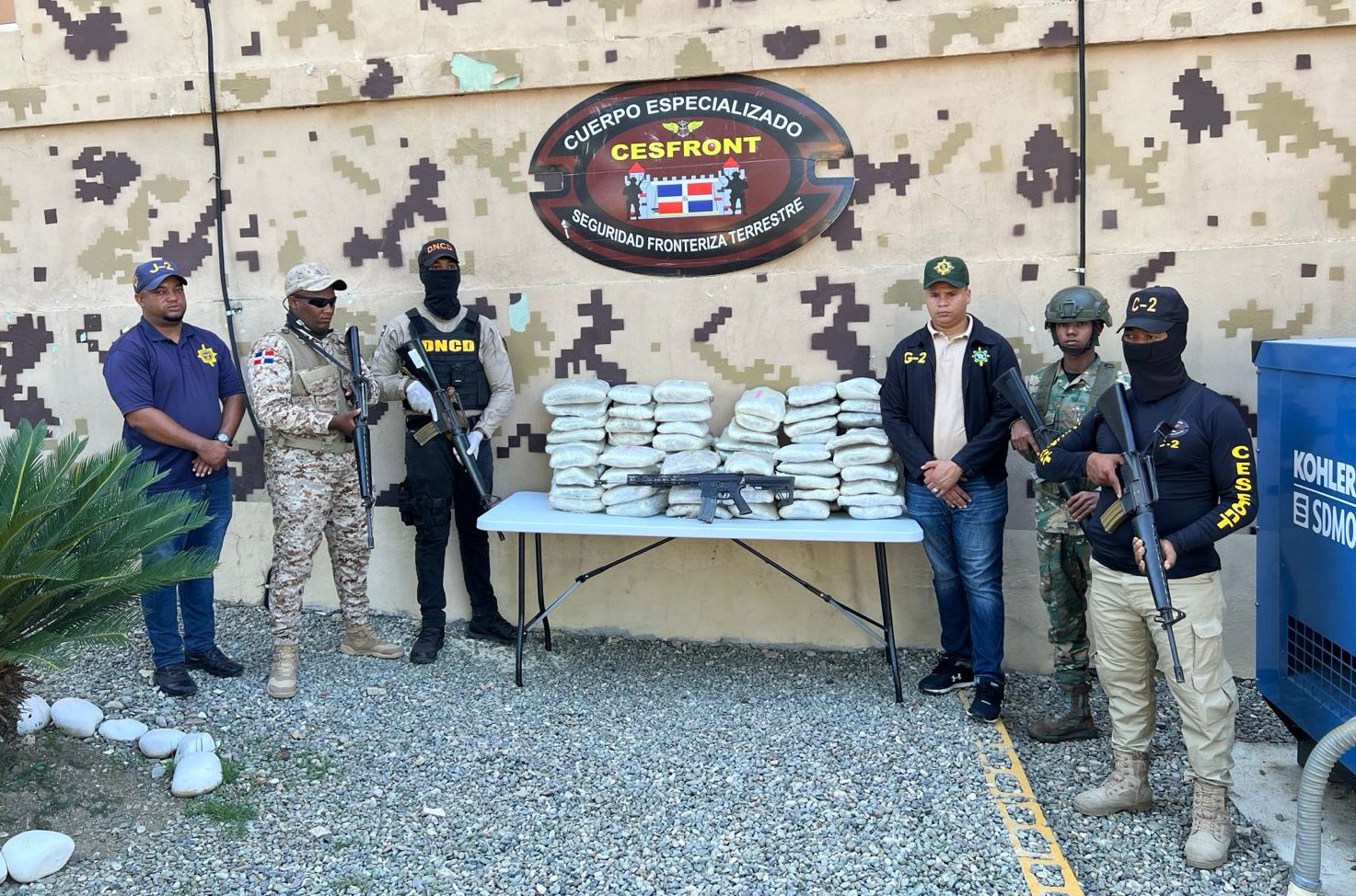 Cesfront, DNCD e instituciones de las FFAA ocupan 182 libras de marihuana y un fusil en Elías Piña