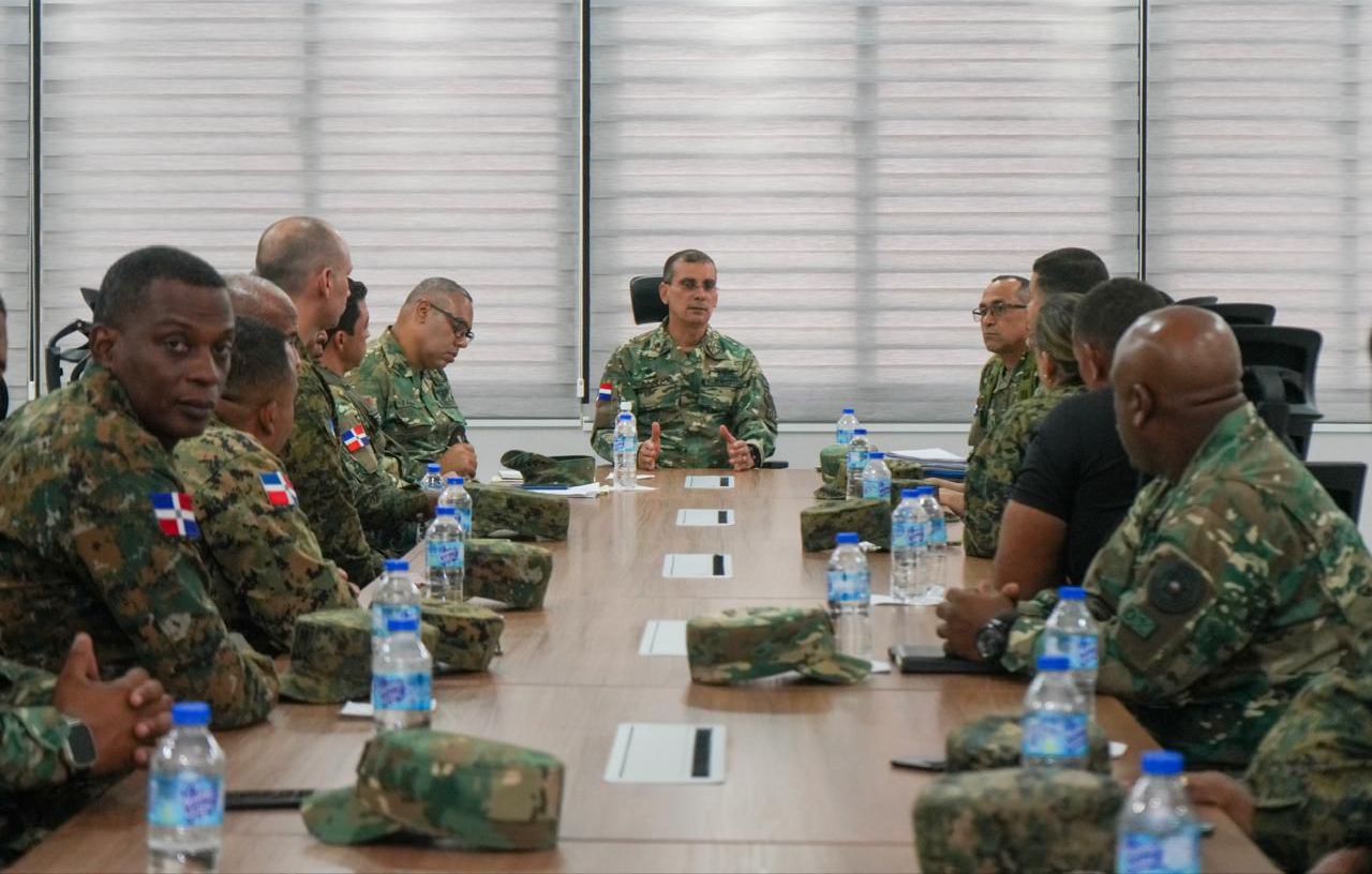 Comandante General sostiene encuentro con el Director de Deportes y atletas de la institución