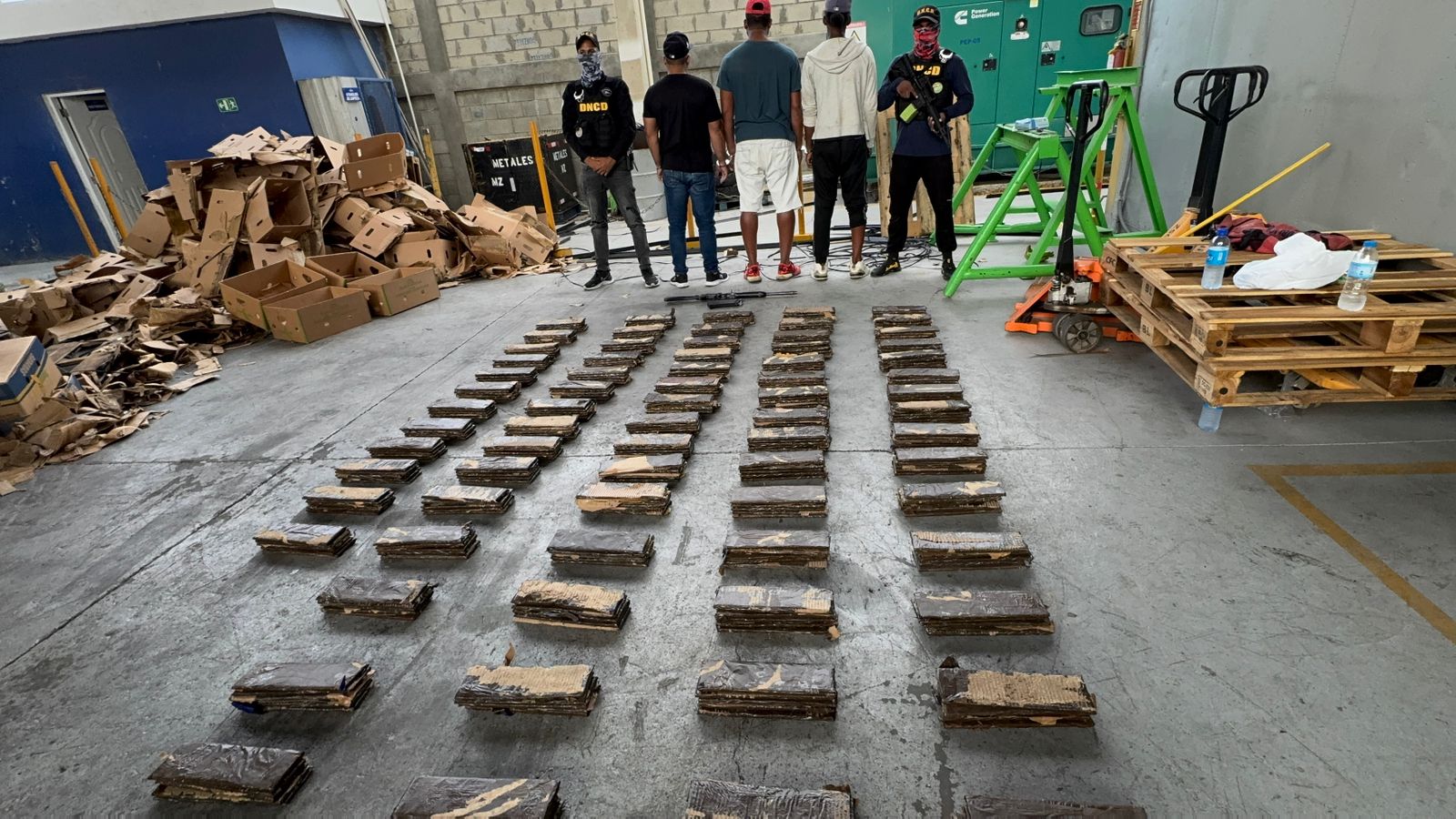 Puerto Manzanillo: incautan 360 láminas presumiblemente cocaína en carga de guineos y apresan tres hombres