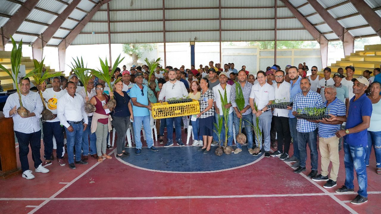 Jóvenes del Seybo reciben plántulas y animales para motivarse en la agricultura