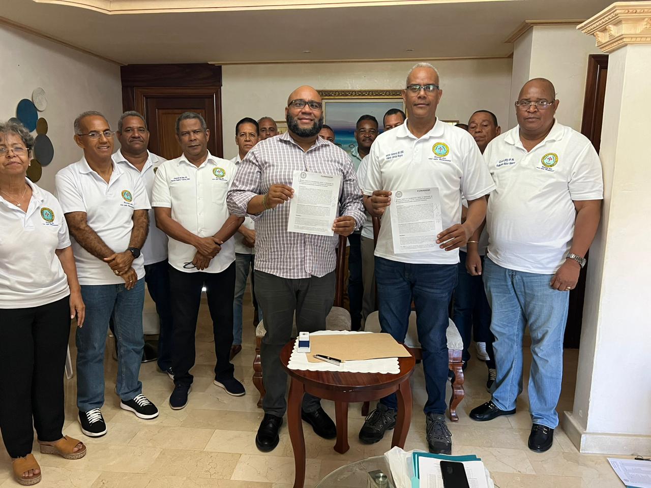 Mayor General (R) Valerio Garcia firma con FUNIDOM, convenio para ayudar a los Veteranos de las FF.AA. y P.N.