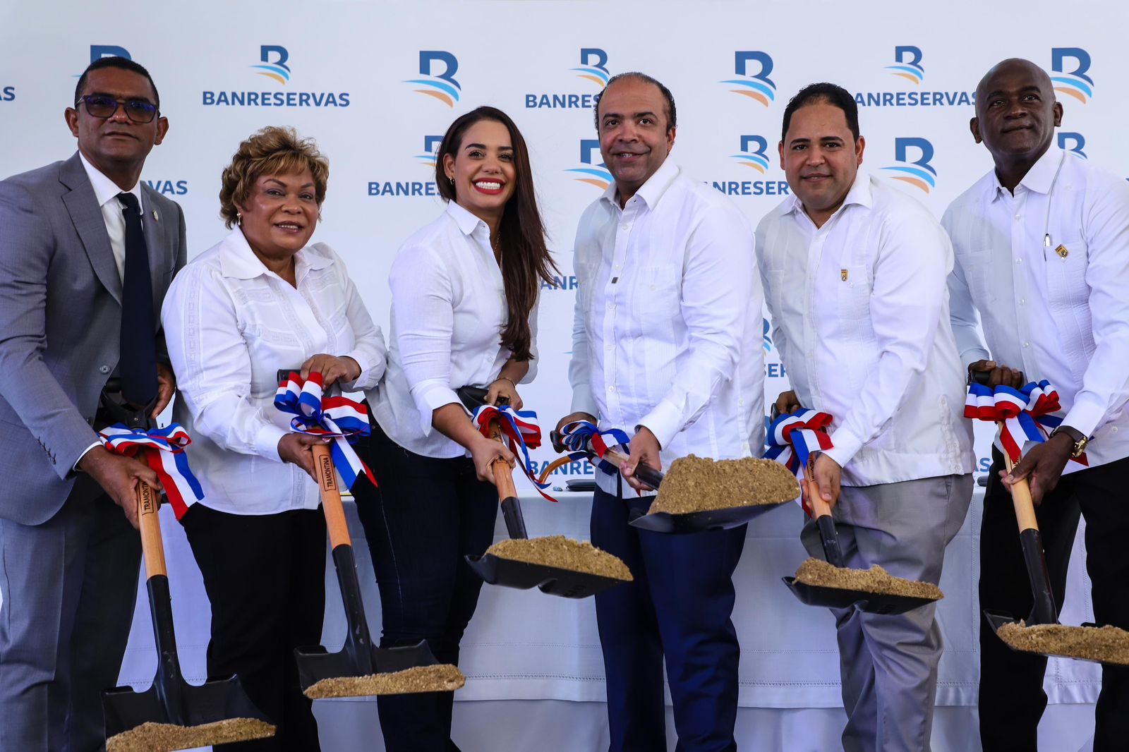 Alcaldía SDN y Banreservas dan primer palazo para remozamiento de parques del municipio