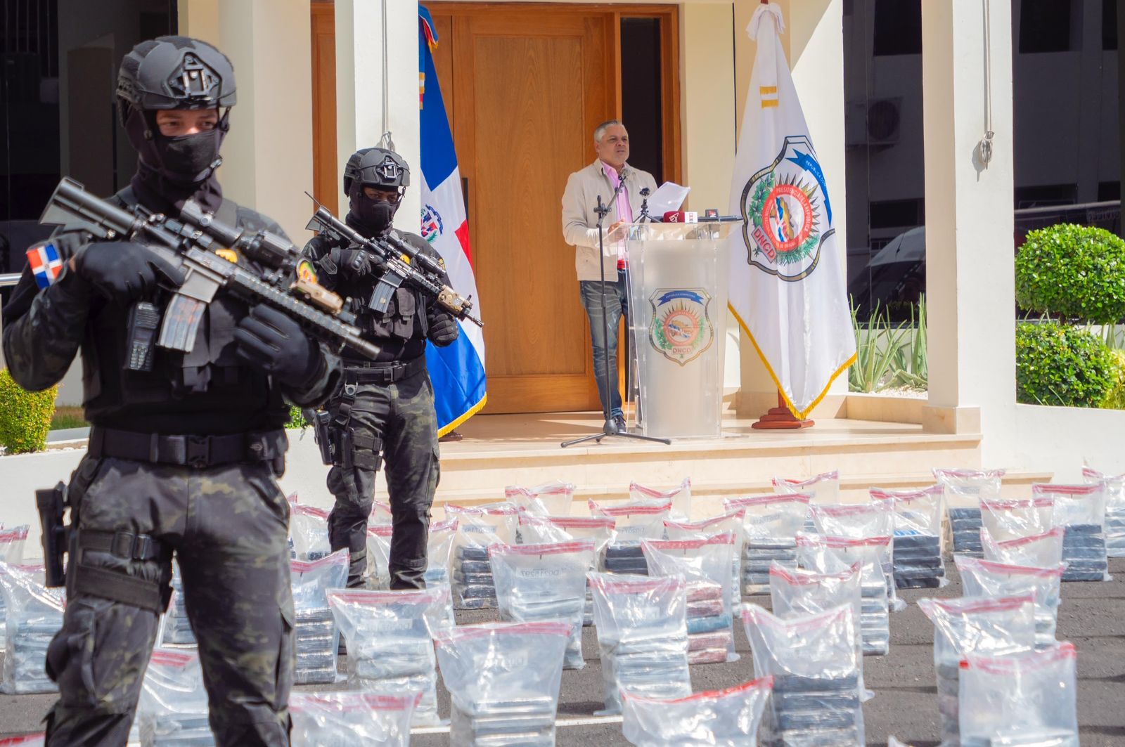 Propinan otro golpe e intervienen más de 1.3 toneladas presumiblemente cocaína en Puerto Caucedo