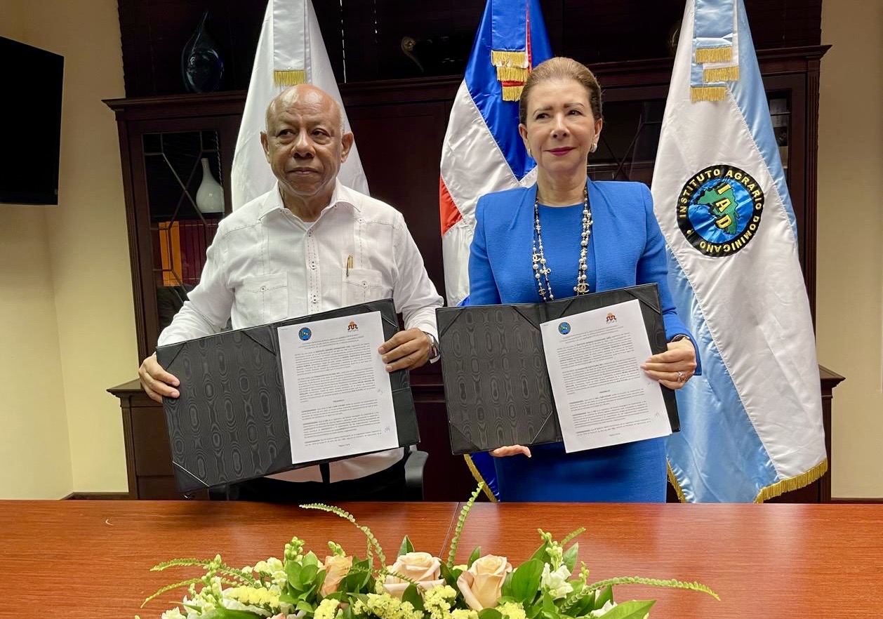 IAD y Sur Futuro firman convenio para siembra y producción de coco en Pedernales