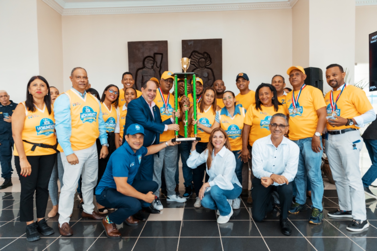 Alcaldesa Carolina Mejía entrega trofeo al equipo campeón de los Juegos ADN 2024