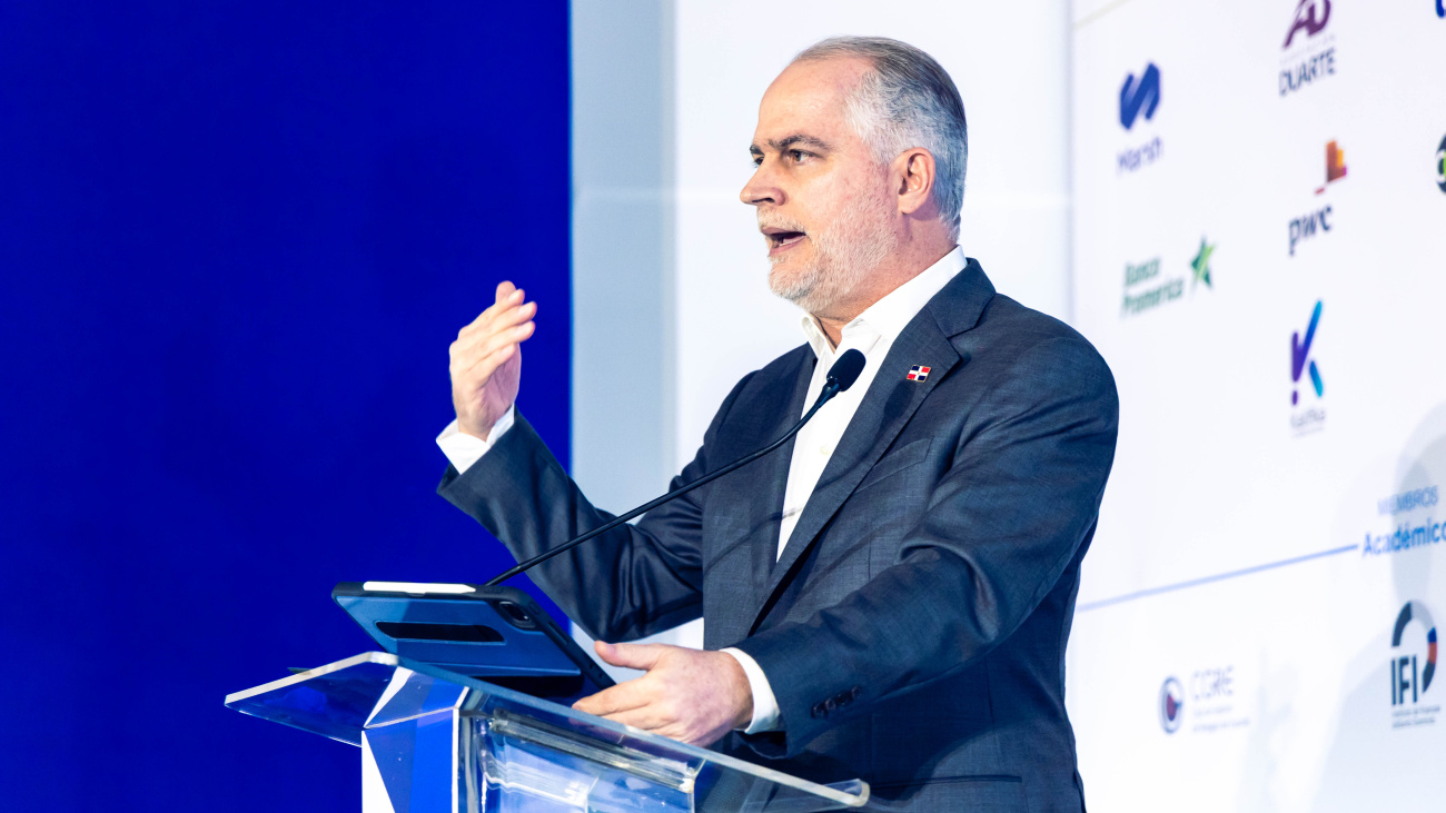 Superintendente de Bancos resalta importancia de un riguroso sistema de control de riesgos
