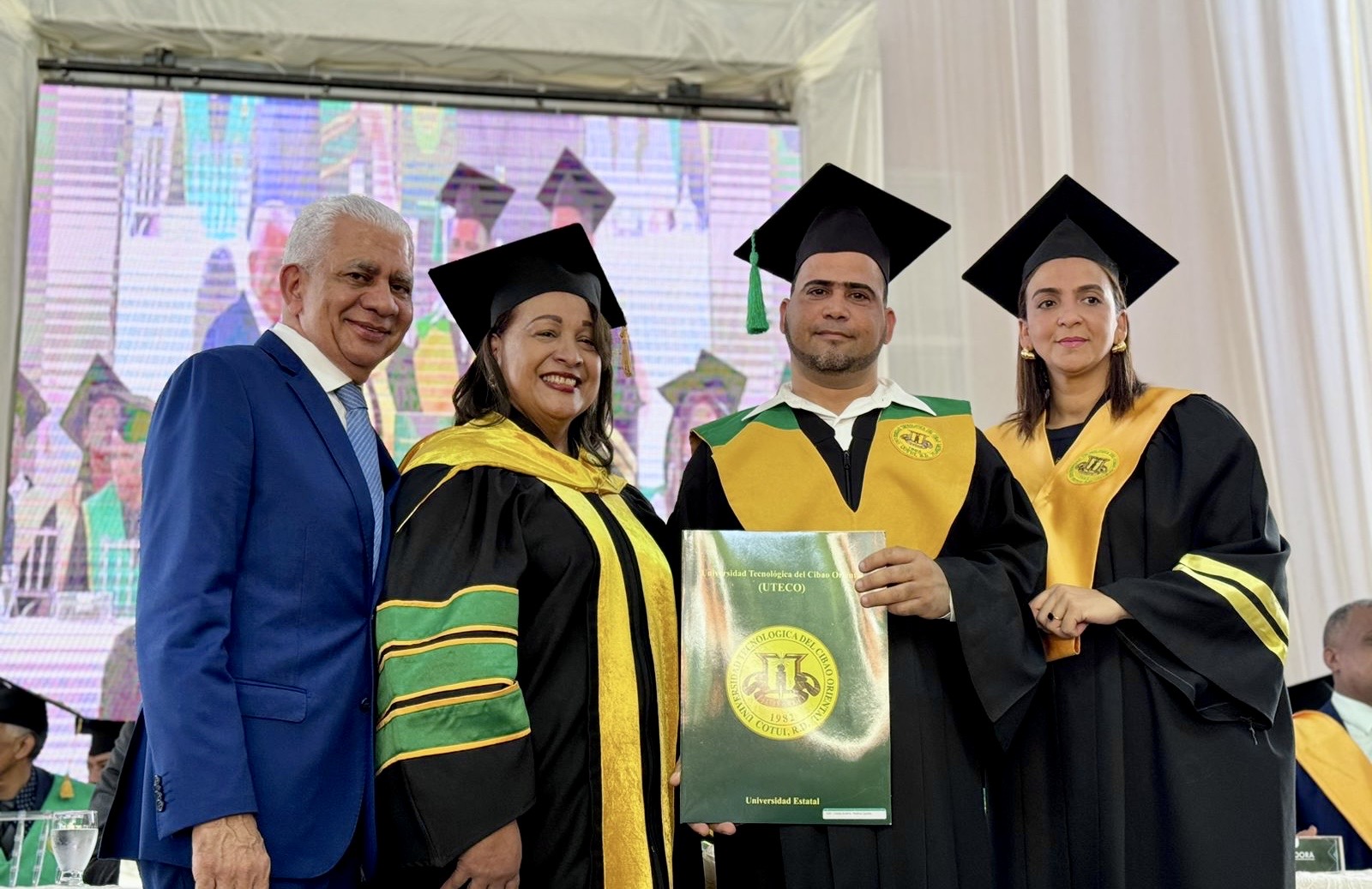 Senador Ricardo De Los Santos felicita graduandos Universidad UTECO
