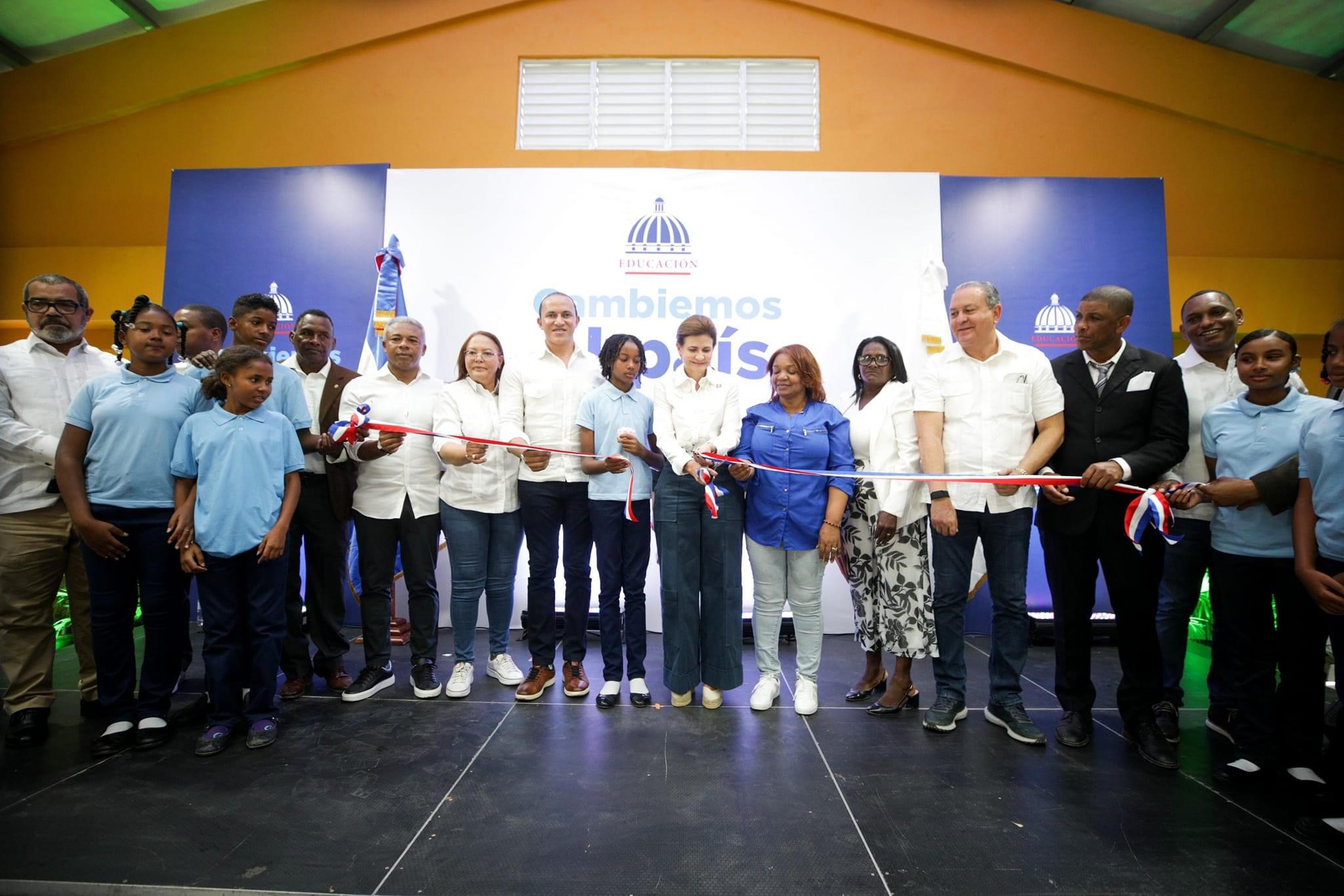Raquel Peña entrega escuela, campo de béisbol y da palazo para ampliación de hospital en el Sur
