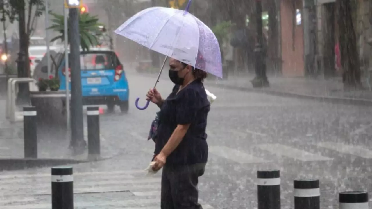Aguaceros, tronadas y ráfagas de viento afectan el país por frente frío y onda tropical; mantienen alertas y avisos meteorológicos