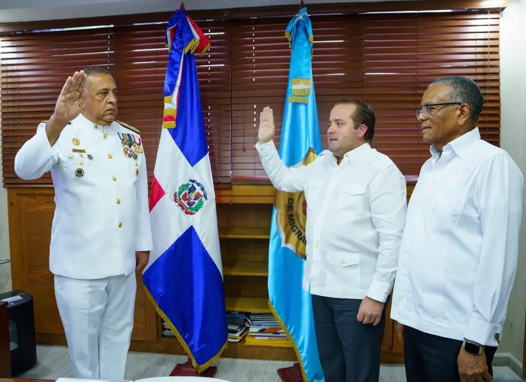 Ministro de la Presidencia juramenta al nuevo director de Migración