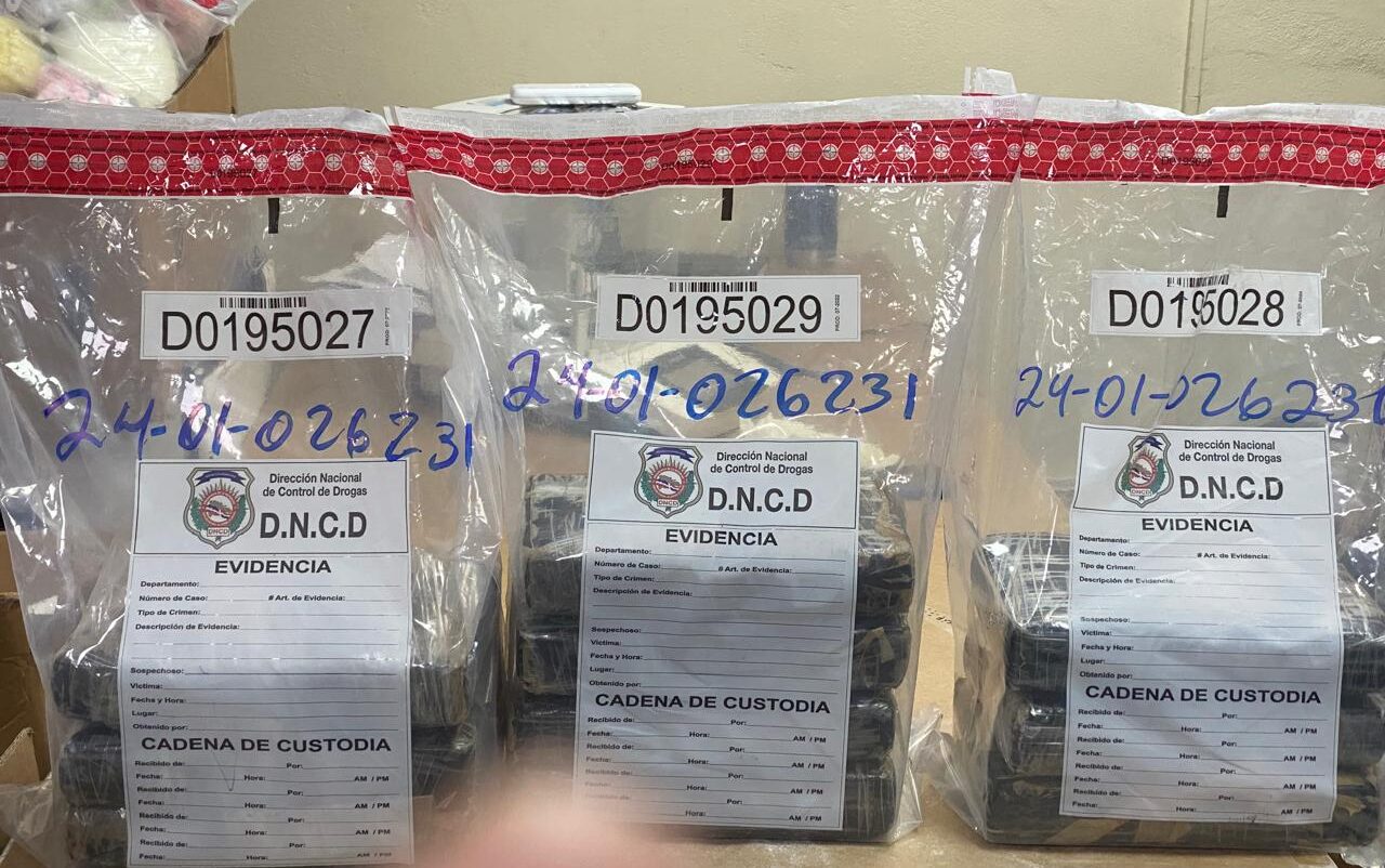 Policía incauta 10 paquetes de presunta cocaína, dinero en efectivo y un vehículo en intervención en el Distrito Nacional