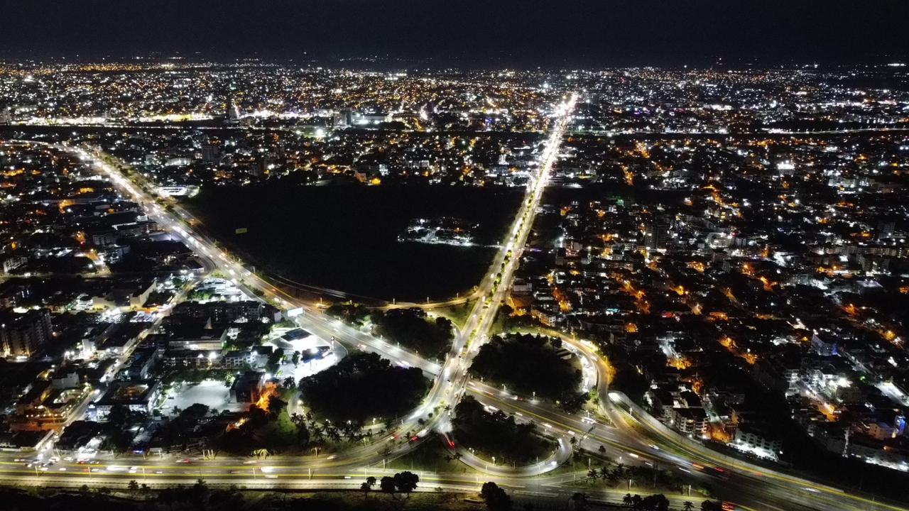 Edeeste mejora la iluminación en la autopista Las Américas y la avenida Charles de Gaulle