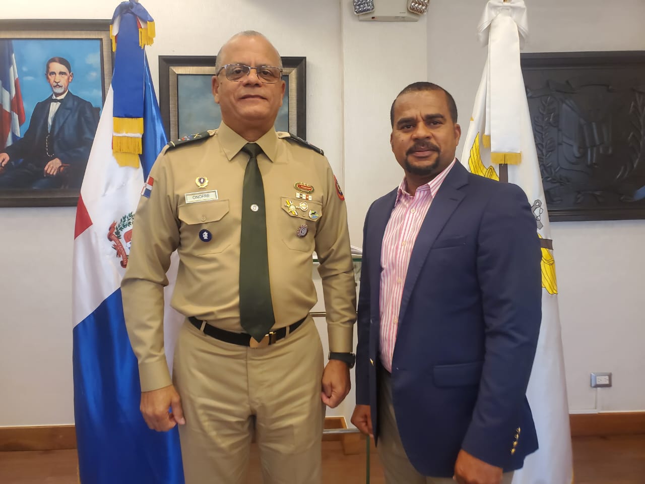 El abogado, periodista y experto en temas militares Wilson Pérez realiza visita de cortesía al Ministro de Defensa