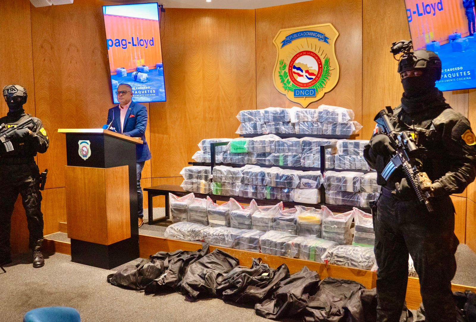 Interceptan cargamento de 310 paquetes presumiblemente cocaína en Puerto Caucedo