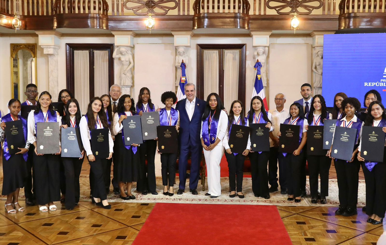 Presidente Abinader entrega Galardón Diploma de Máxima Excelencia a 150 estudiantes de las 18 regionales de educación del país