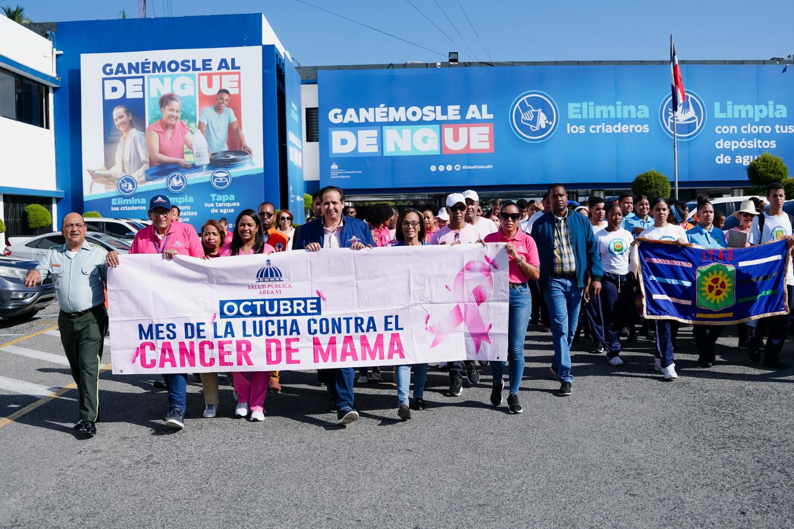 Ministro de Salud, Víctor Atallah encabeza caminata para concientizar sobre el cáncer de mama