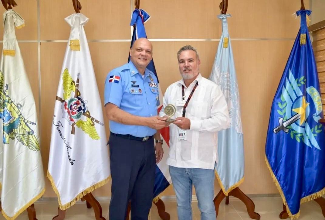 Director General del CESAC recibe visita del Presidente de Sky High Dominicana para fortalecer la seguridad aeroportuaria