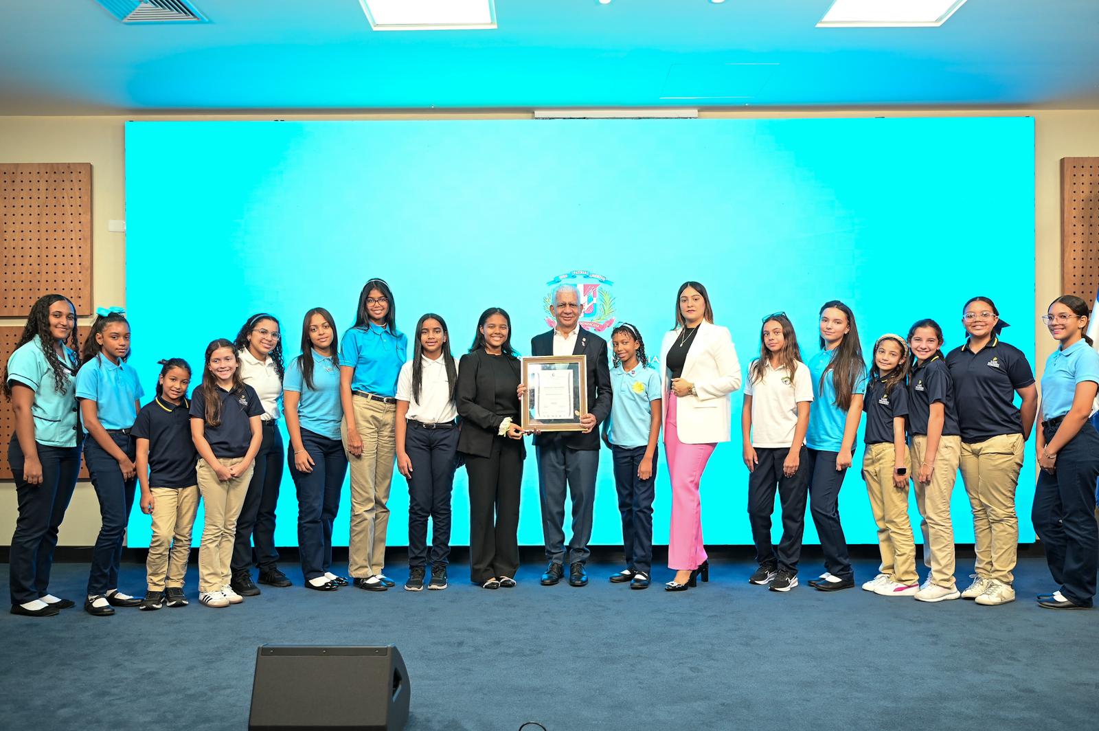 Presidente del Senado Ricardo de los Santos es reconocido por sus aportes a la educación de las niñas dominicanas