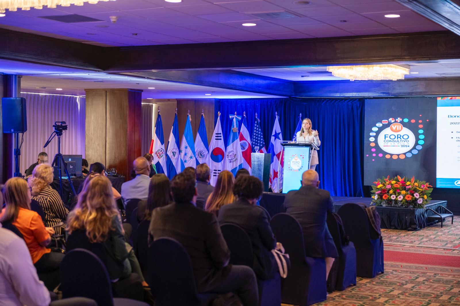 Directora general de Supérate presenta logros y desafíos del Bono de Emergencia en foro Sisca y Banco Mundial