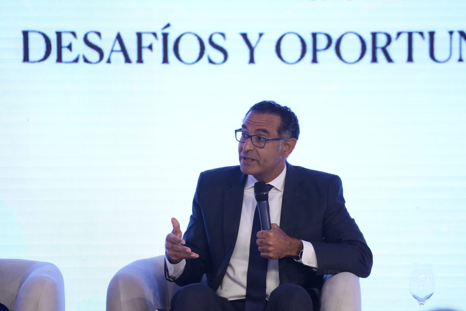 Economista propone compensar la recaudación de impuestos con una buena política de gastos públicos