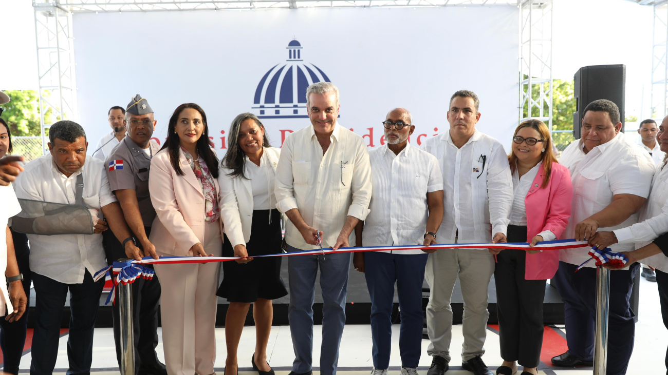 Presidente Abinader inaugura obras deportivas, destacamento policial e infraestructuras navales en provincias Azua y Peravia