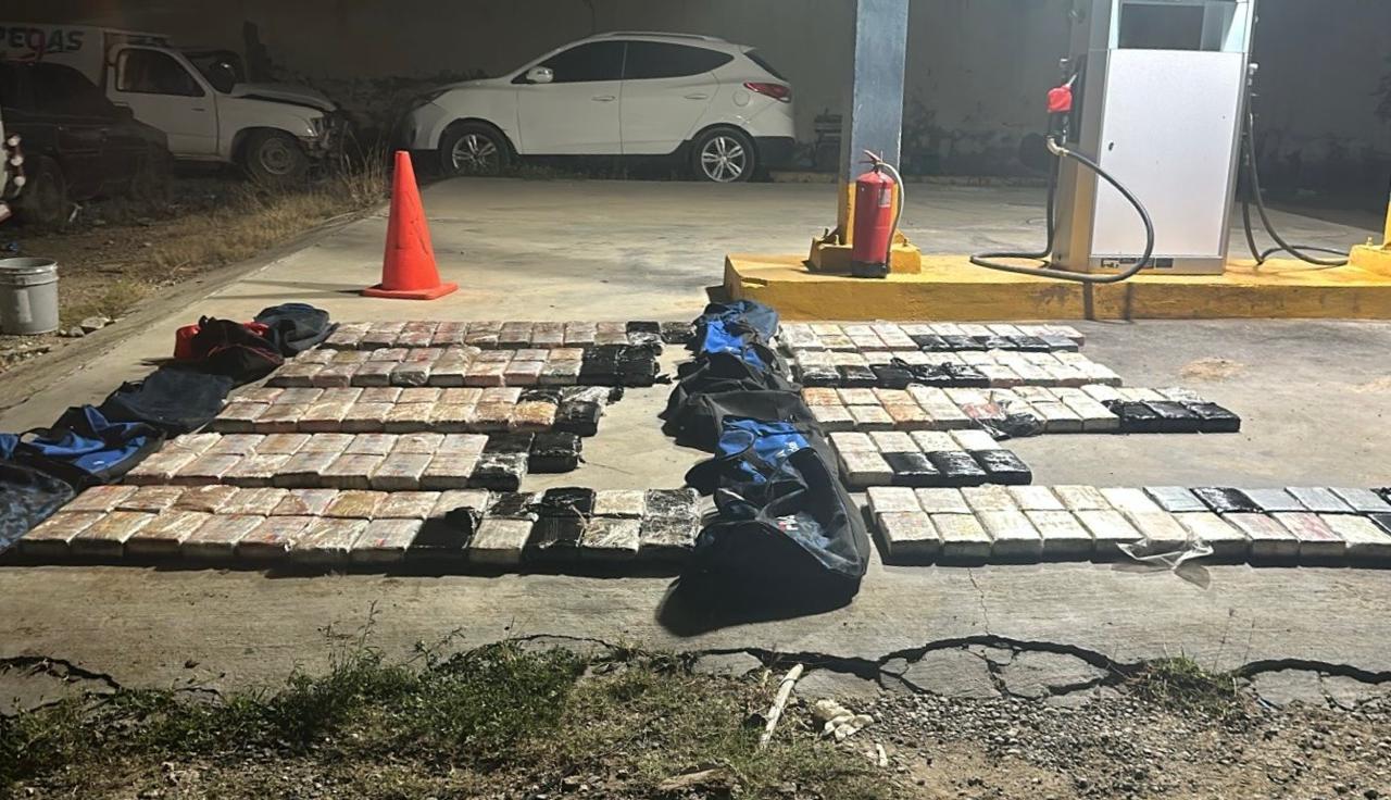 Autoridades apresan a una de dos personas y ocupa192 paquetes de presunta cocaína en Montecristi