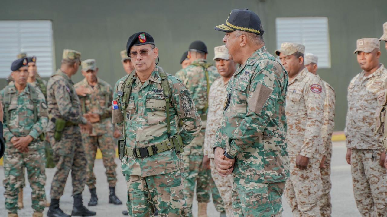 Comandante General del Ejército y Director General de Migración realizan recorrido por Elías Piña y Dajabón