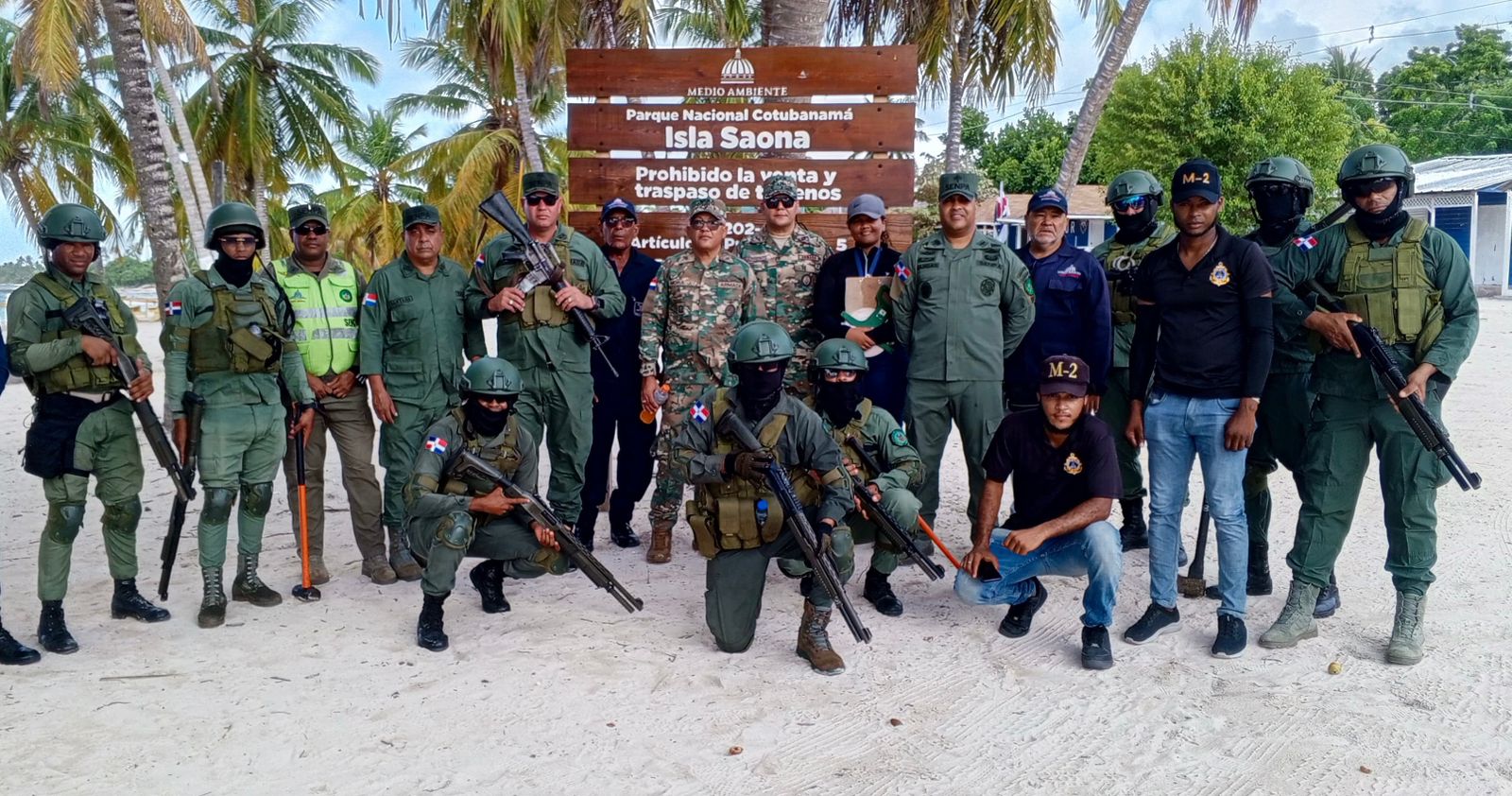 SENPA, Medio Ambiente y Armada demuelen pared contenida sin permiso ambiental en la Isla Saona
