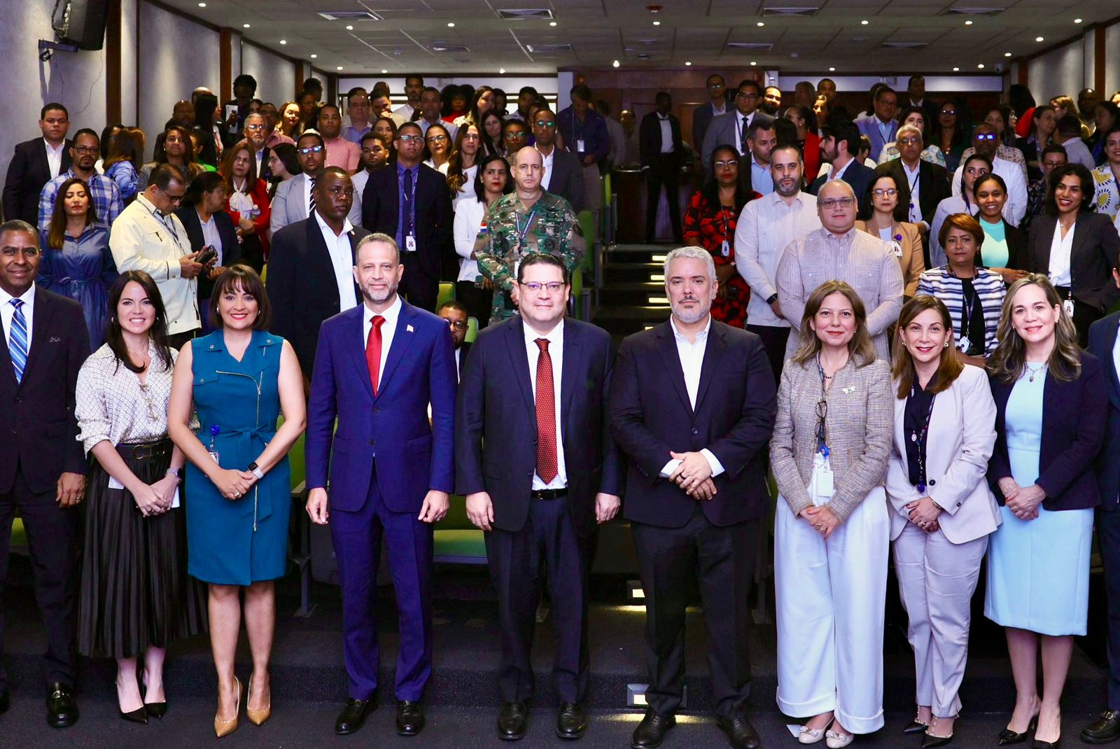 Expresidente de Colombia, Iván Duque, reflexiona con colaboradores de la DGA sobre el liderazgo en tiempos de adversidad