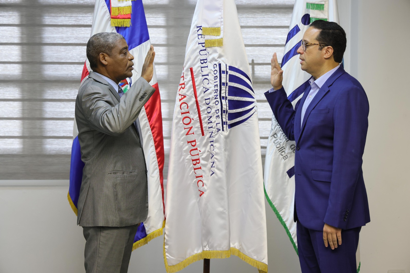 Ministro de Administración Pública juramenta al nuevo director del INAP