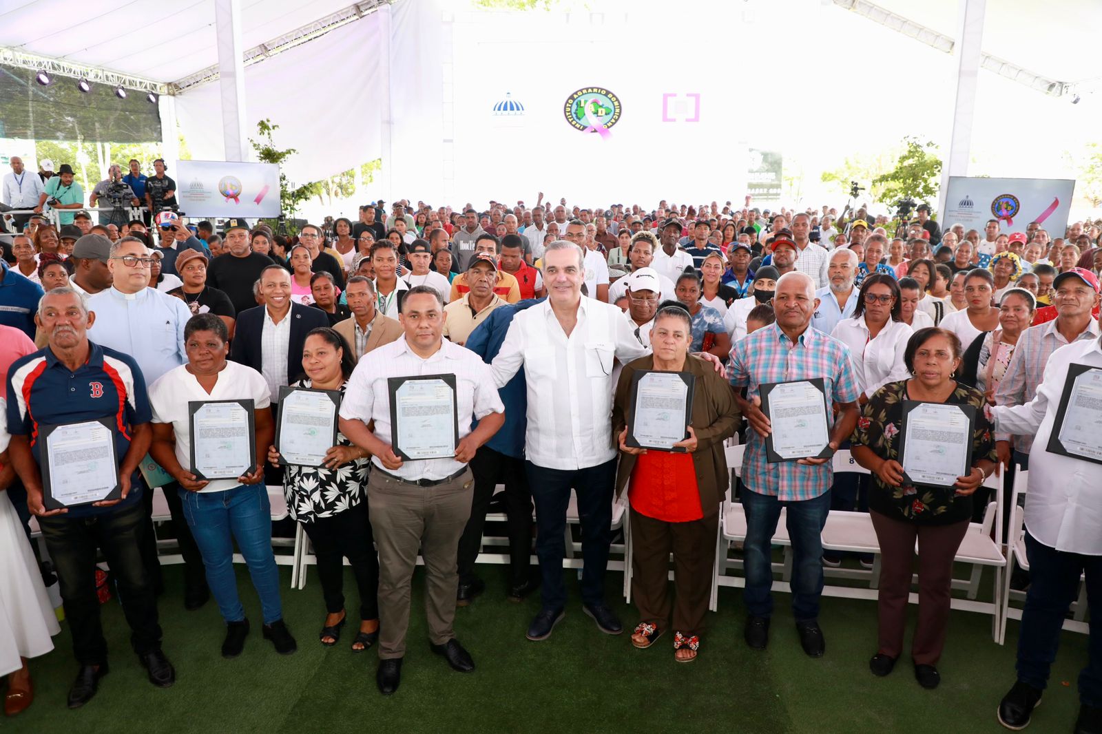 Presidente Abinader entrega 752 títulos de propiedad en proyecto Cotuí-Cevicos, Sánchez Ramírez que benefician a más de 3 mil personas