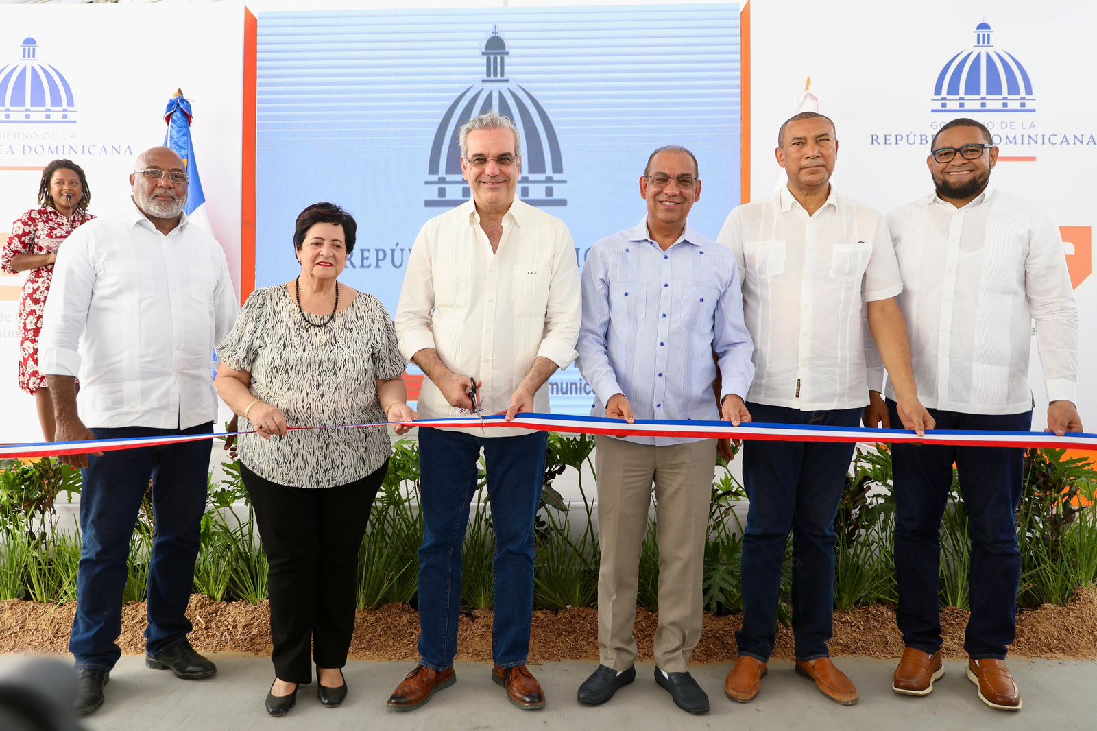 Presidente Abinader inaugura liceo, carretera, así como un muelle turístico y pesquero en Miches; también escuela básica en SPM