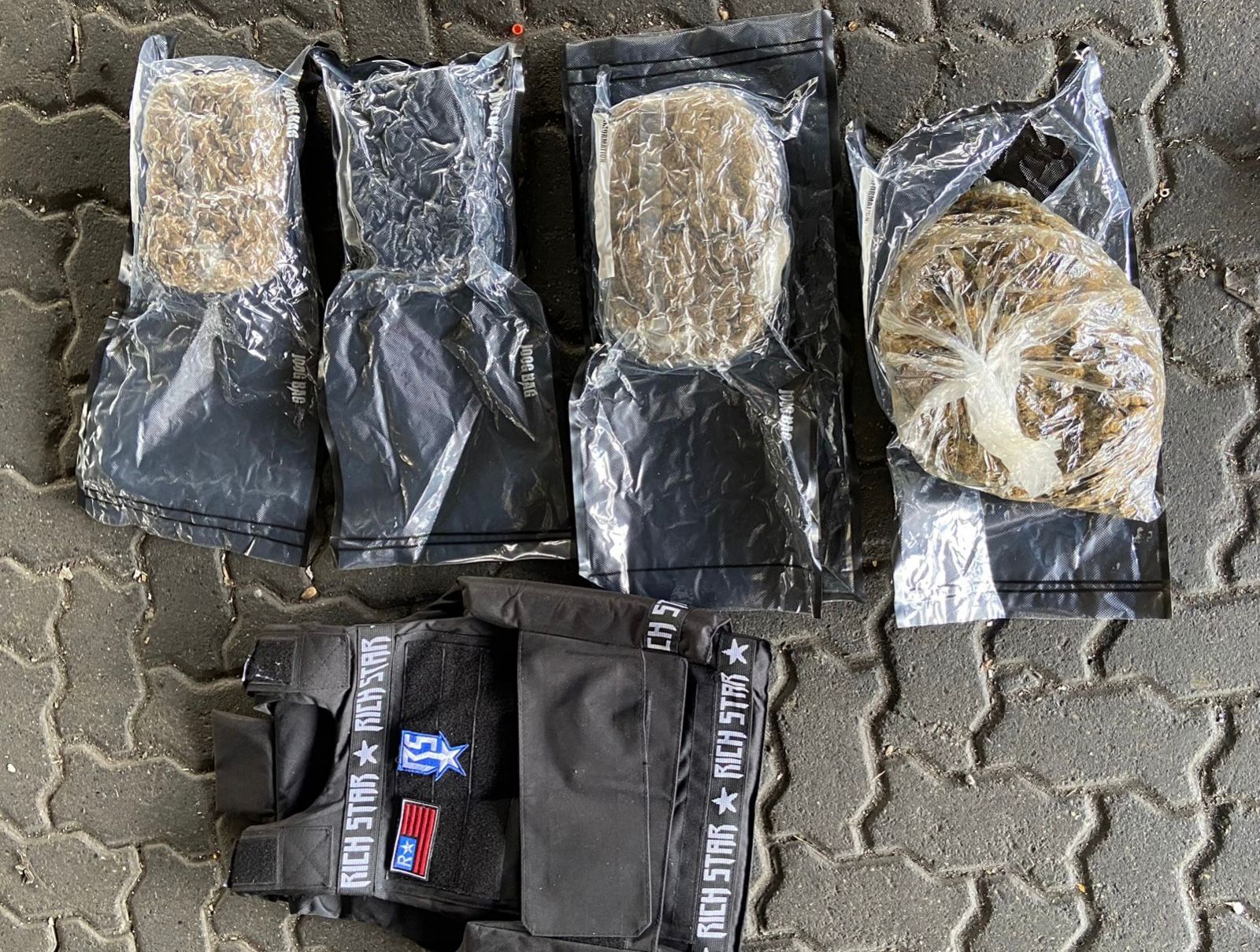 Puerto Haina: camuflados en tanque de ropa ocupan cuatro paquetes de marihuana