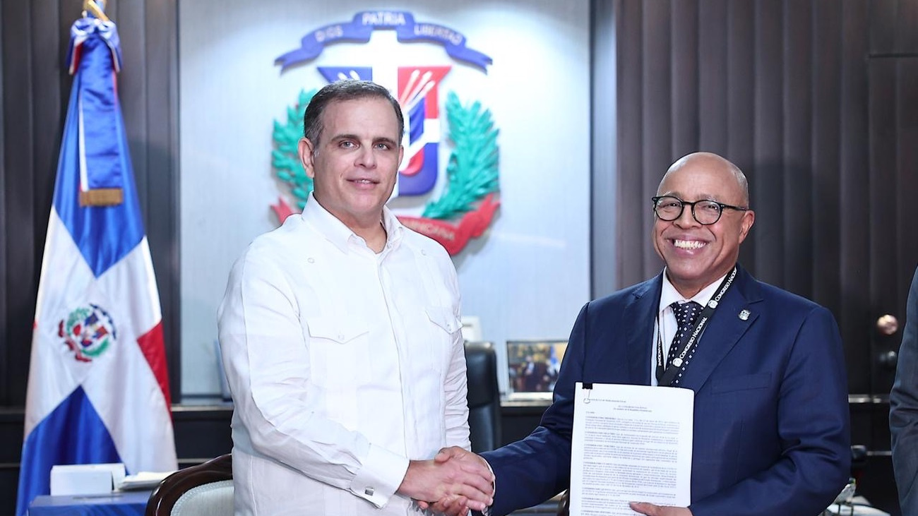 Ministro de Hacienda deposita Ley de Modernización Fiscal en Congreso Nacional y afirma beneficia el desarrollo del país