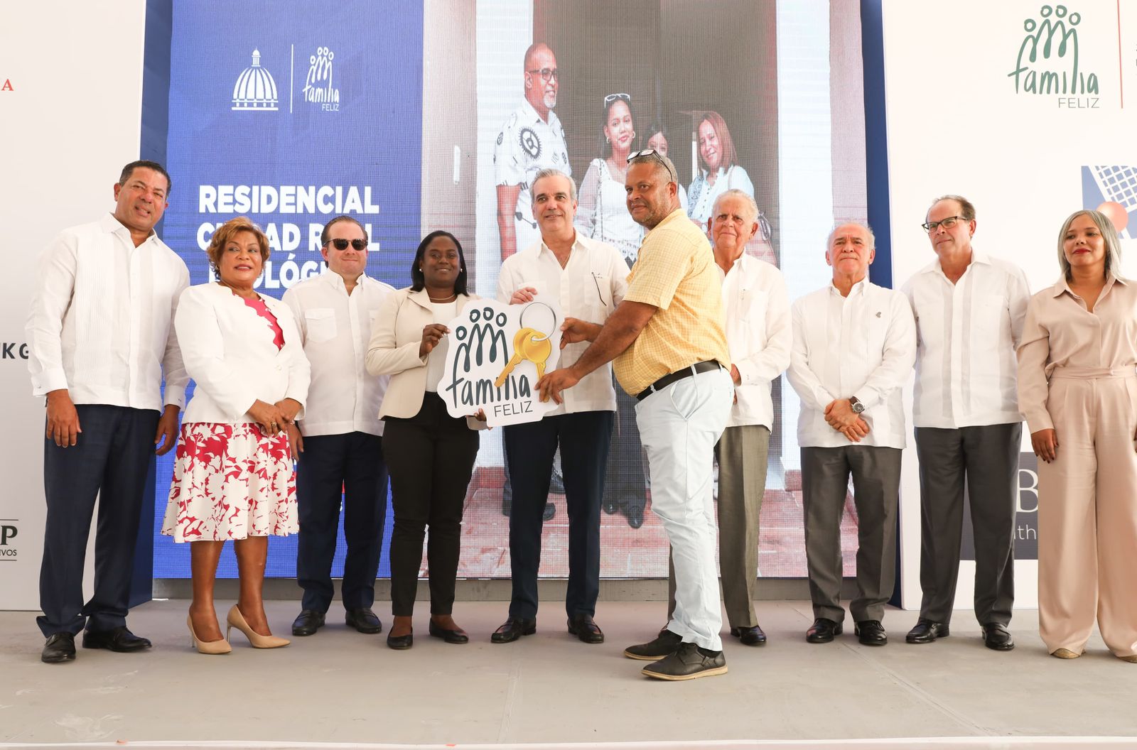 Presidente Abinader entrega 700 apartamentos y nuevas instalaciones en la Base Naval de SDE