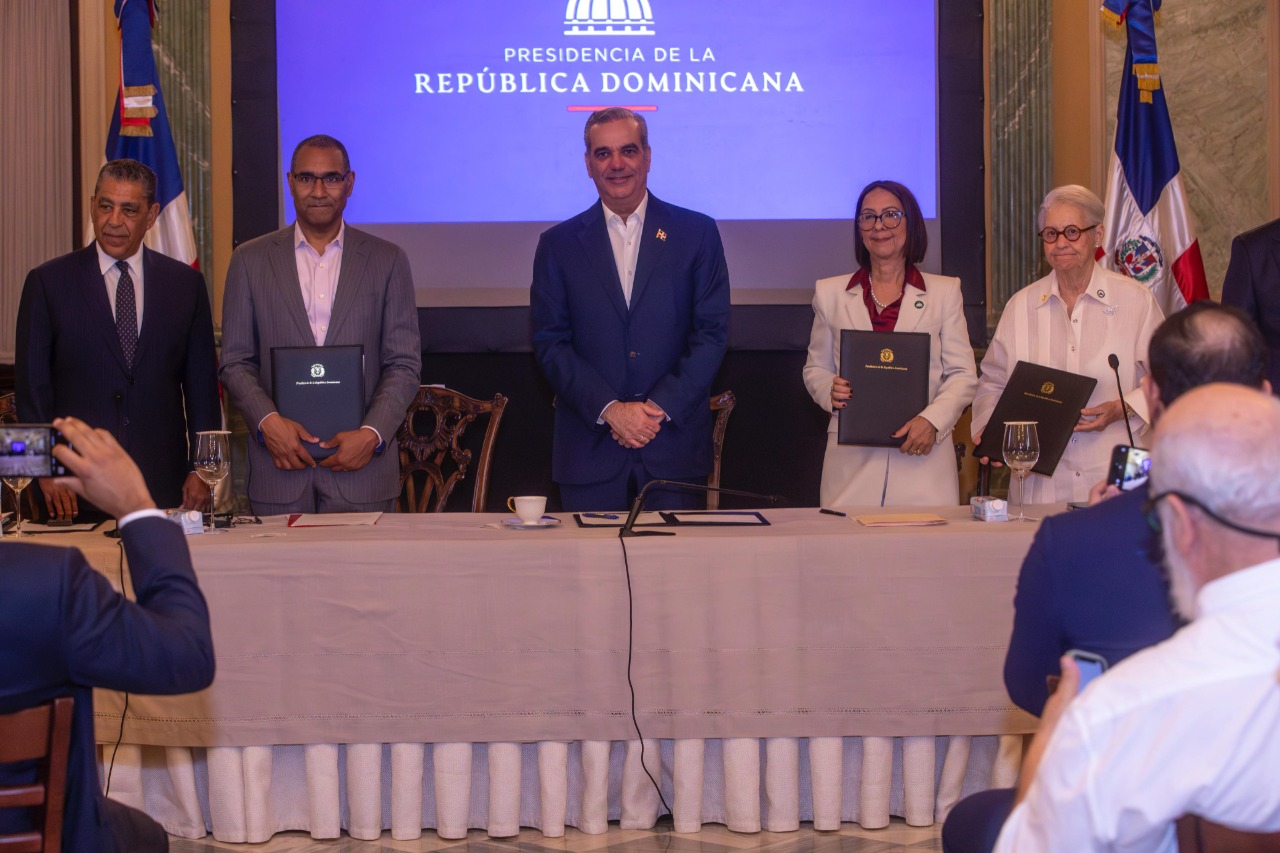 Presidente Abinader encabeza firma de convenio entre el Museo Americano de Historia Natural y el Museo Nacional de Historia Natural