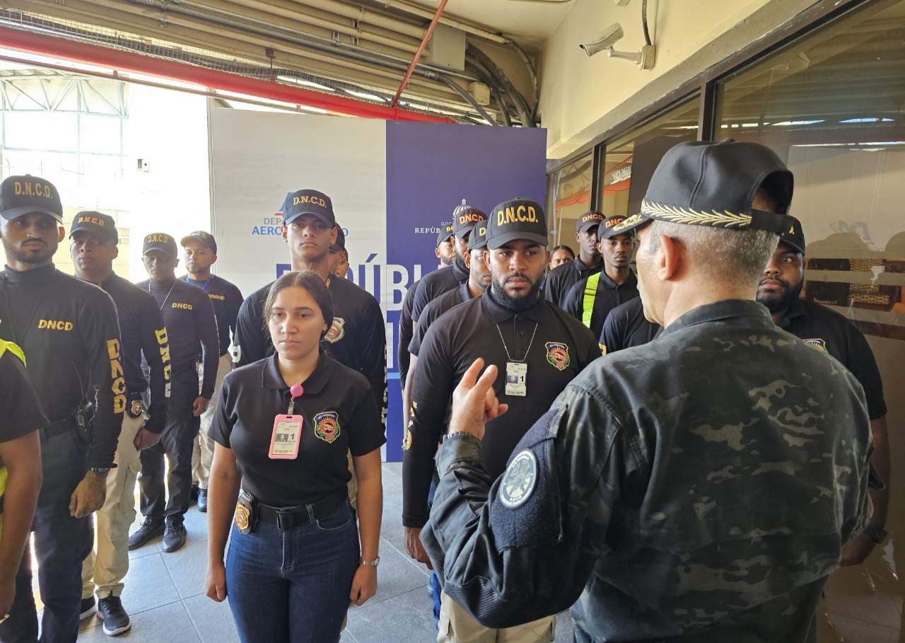 Refuerzan con más agentes y unidades caninas aeropuertos y puertos por época navideña