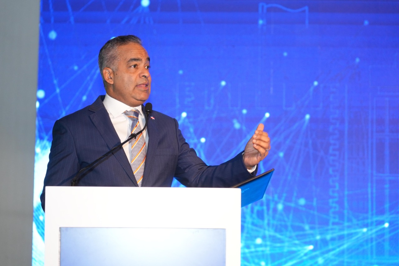 Ministro Santos destaca la importancia del almacenamiento de energía para integrar las renovables y suplir la demanda