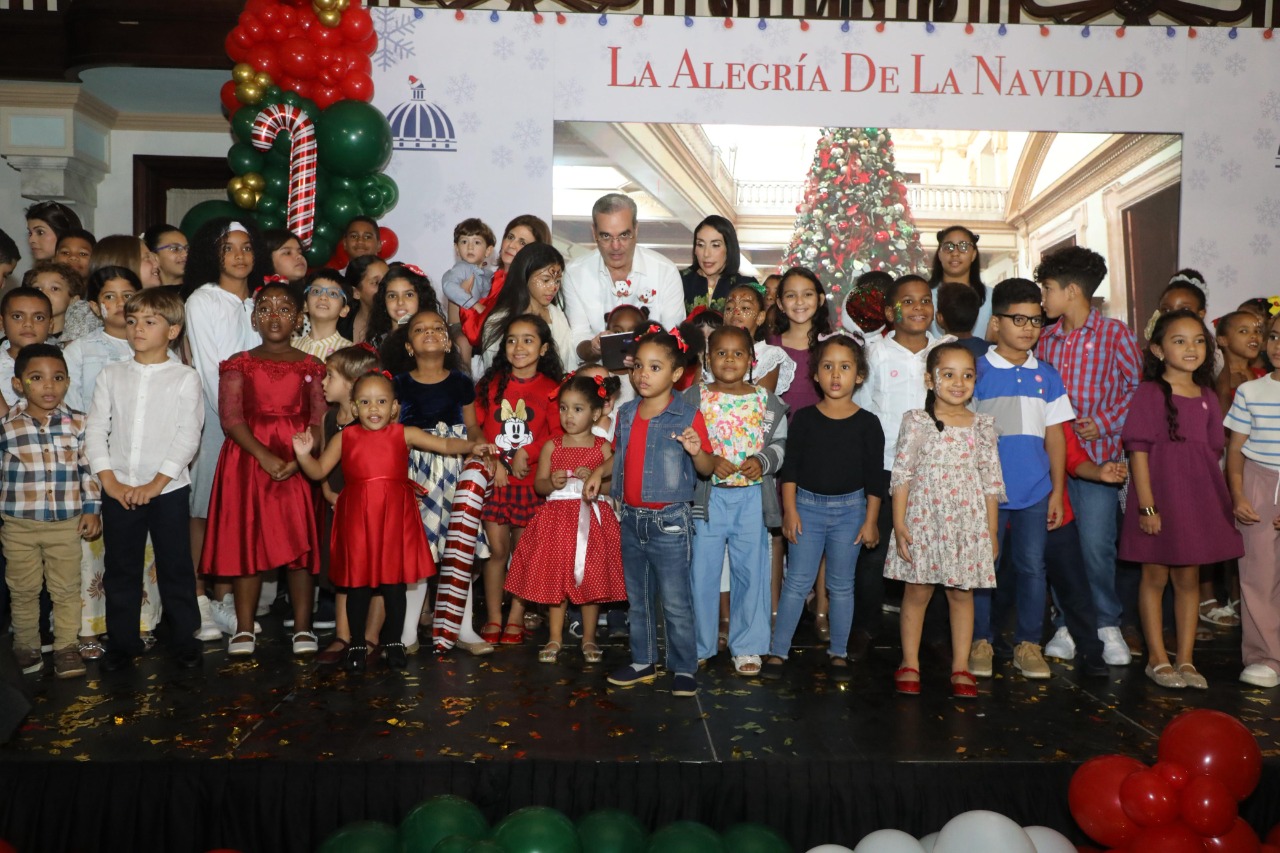 Primera dama da la bienvenida a la Navidad con encendido del árbol navideño en Palacio Nacional