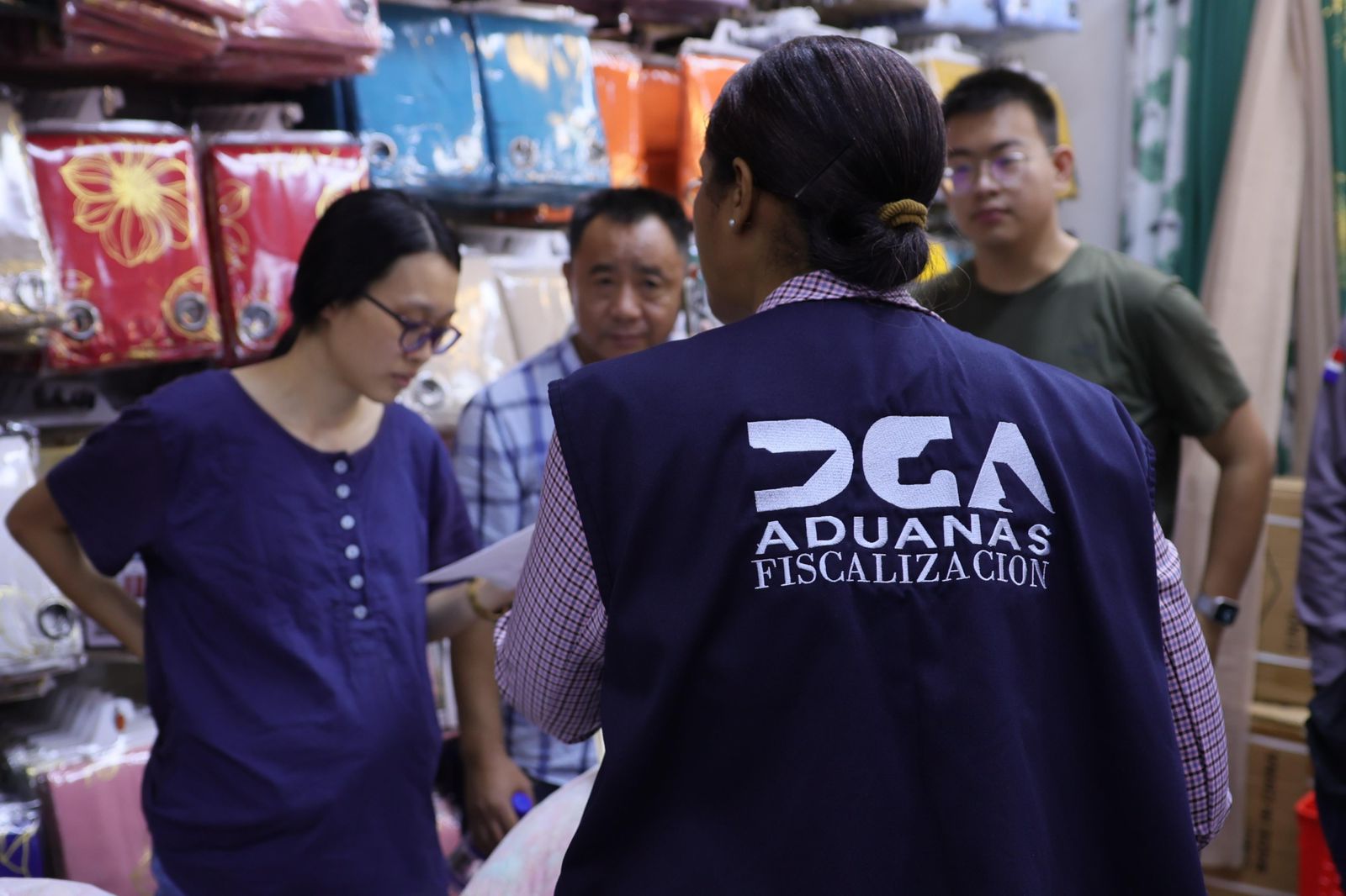 Aduanas fiscaliza tiendas de capital asiático