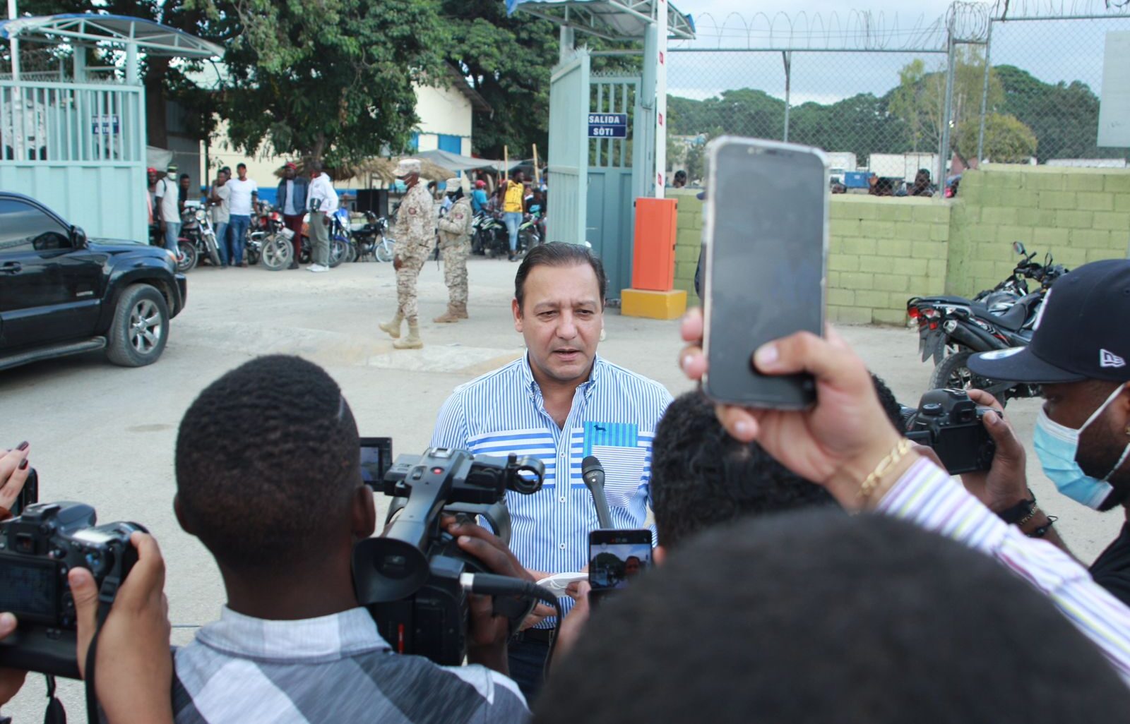 Abel Martínez apoya deportaciones de extranjeros con estatus irregular y pide mayor control en la frontera