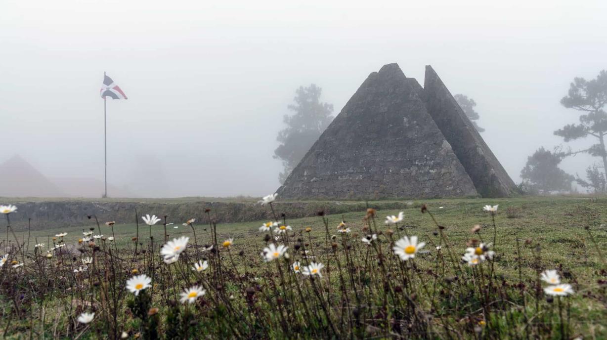 Temperaturas frescas tras frente frío; lluvias aisladas y recomendaciones marítimas vigentes
