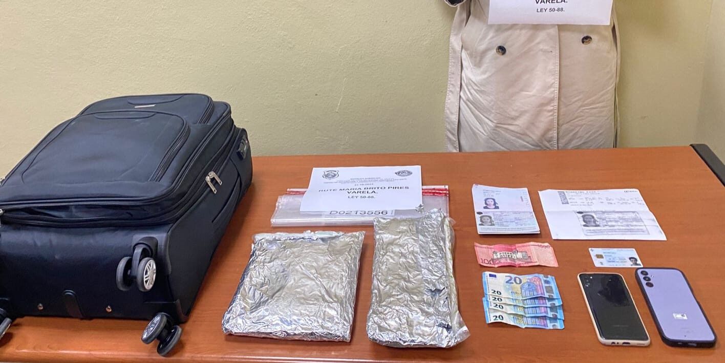 Arrestan mujer en Aeropuerto Cibao con dos paquetes presumiblemente cocaína