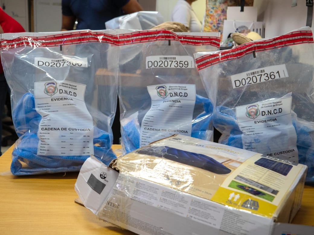 Descubren cocaína líquida en colchón inflable sería enviado a España
