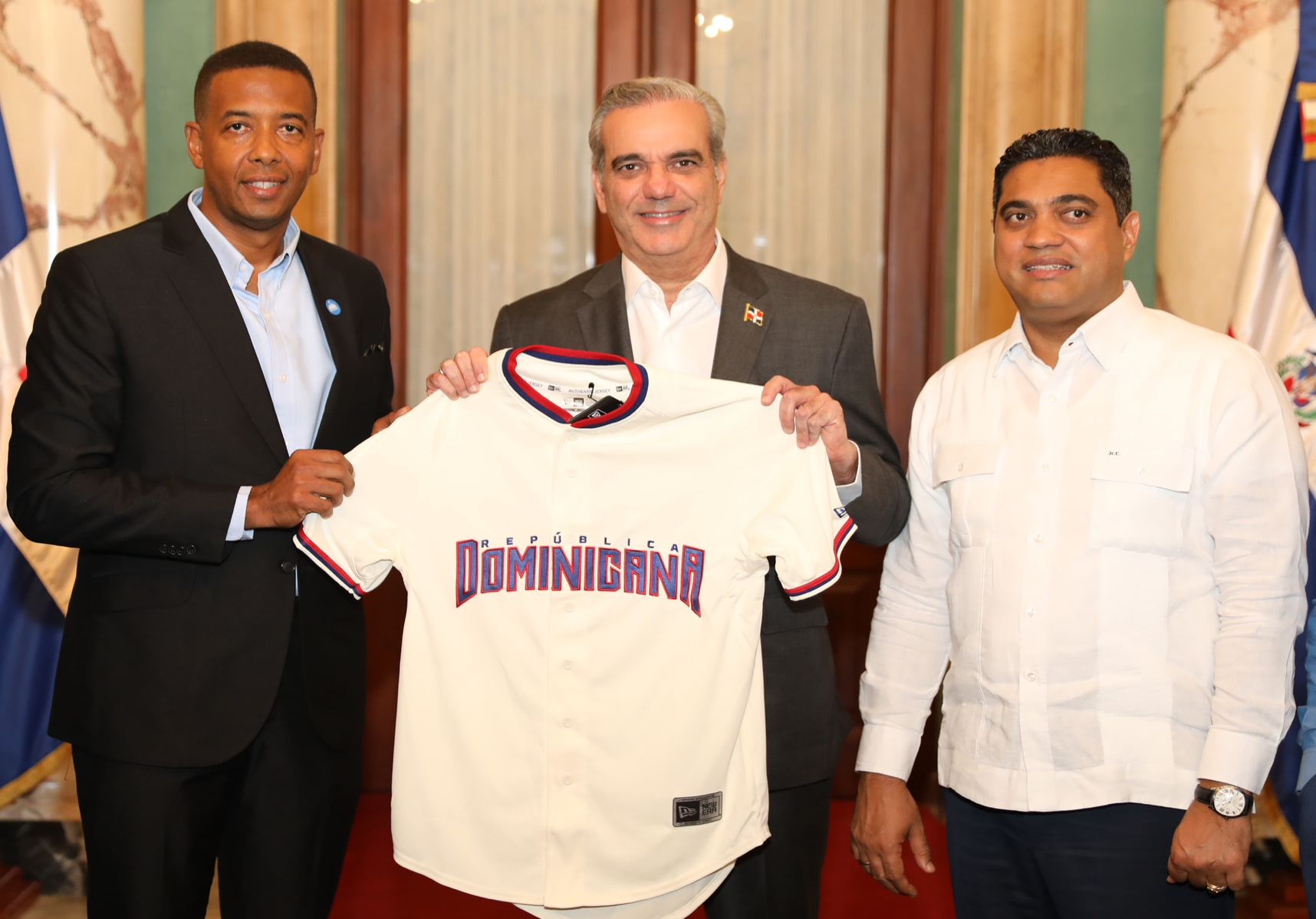 Presidente Abinader recibe a equipo dominicano de béisbol que representará al país en torneo Premier 12 en China Taipei