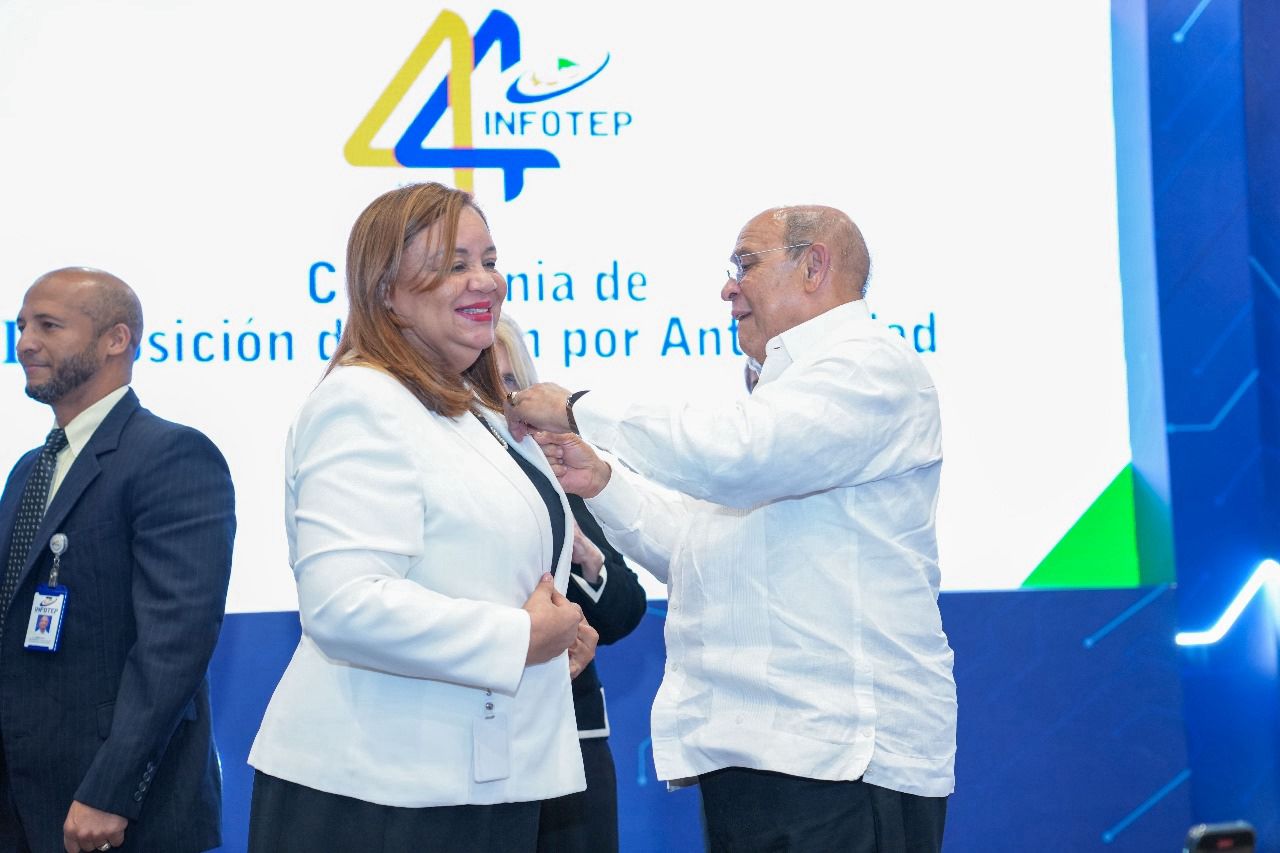 INFOTEP reconoce compromiso de 77 colaboradores imponiéndoles Botón por Antigüedad